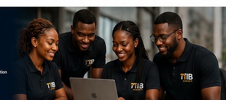 Équipe TIB Agency travaillant autour d'un ordinateur